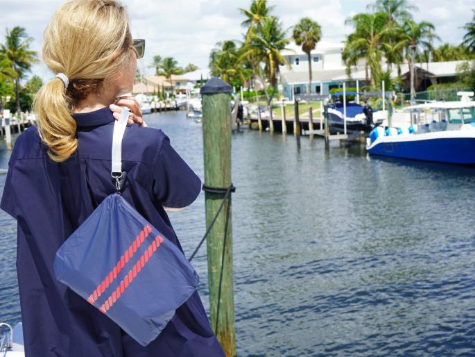 Maßgeschneiderte wasserdichte Tyvek-Strandtasche: Leichte Make-up-Nass-Trocken-Tasche mit nautischen Seilstreifen